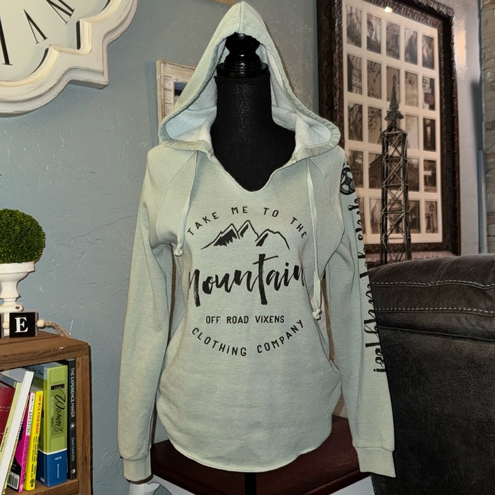 NWOT woman’s XS off road vixens hoodie (906)